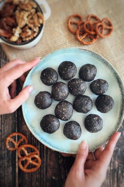 Vegan no-bake pretzel brownie bites on a plate.