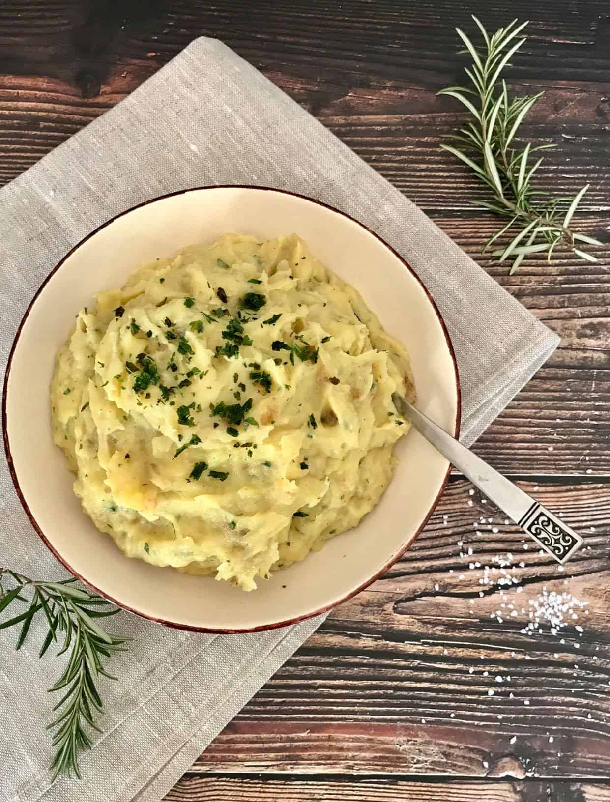 Vegan mashed potatoes without butter in a bowl.