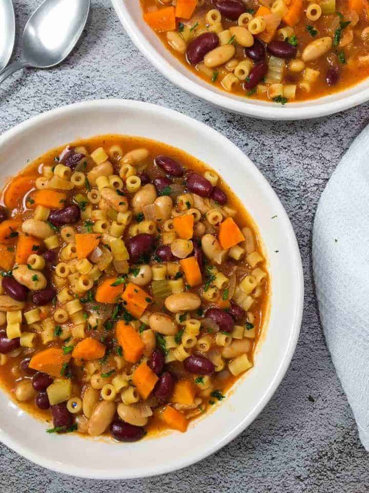 Pasta-e-fagioli in two bowls.