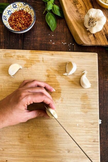 How to chop garlic