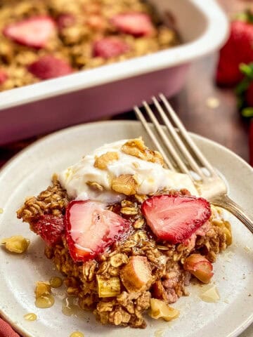 Strawberry rhubarb baked oatmeal on a plate.