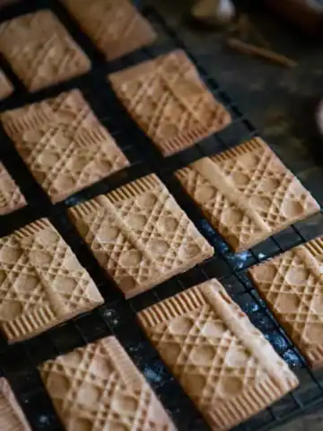 Vegan Speculoos Cookies on a cooling rack.