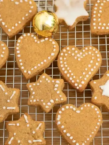 Vegan Lebkuchen on a cooling rack.